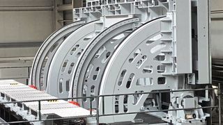 Vier Drehkränze bewegen den 10 Meter langen Werkstückträger mit dem zu bearbeitenden Bauteil um 90°. (MSB GmbH & Co. KG)