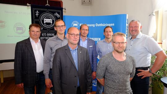 Der neue Vorstand Ostthüringen: (v.l.) Bertus Kühn, Simon Mühlbauer, Thomas Roth, Jesko Bauersachs, Robert Jahn, Holger Haupt und Stefan Haase.(Bild:  Zietz/»kfz-betrieb«)