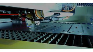 Blick in den Schneidraum der Linacut mit dem Laserschneidkopf von Rofin und dem 2D-Portal, das über Hochleistungs-Linearmotoren angetrieben wird. (Bild: Kuhn)