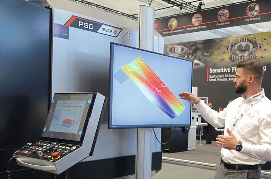 Patrick Glasstetter, Head of Service bei Okamoto, erklärt das Prinzip des «MAP»-Schleifens.(Bild:  KSKOMM)