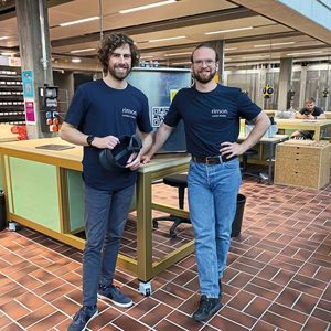 Kordian Caplazi (à gauche), cofondateur de Rimon Technologies, et Lukas Roder, Sales and Business Development Manager, devant la machine pour laquelle Rimon Technologies a développé un manuel d'instruction avec réalité augmentée.(Source :  Marina Hofstetter)