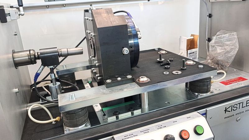 Der Schraubenprüfstand Vibration Test System von Kistler ermöglicht eine dynamische Prüfung des Sicherungsverhaltens von Schraubverbindungen nach international festgelegten Standards.  (D.Quitter/konstruktionspraxis)
