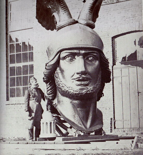 Hermanns Kopf: Ernst von Bandel mit dem Kopf des Hermannsdenkmals in seiner Werkstatt in Hannover (Bild: Wikpdia; Foto: Wilhelm August Degèle, vor 1872)