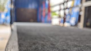 Offenporige Oberfläche: Triflex Protruck verdrängt Wasser zuverlässig und sorgt auch bei Nässe für sichere Rutschhemmung. (Bild: Triflex)