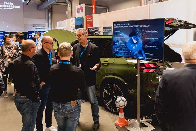 BMW, ebenfalls seit Jahren Unterstützer und „Business Partner Platin“ der Fachtagung, stellte seine Konzepte vor, die speziell auf freie Betriebe zugeschnitten sind. Sie gehen mittlerweile über den reinen Bezug von Ersatzteilen deutlich hinaus.  (Bild: Stefan Bausenwein)