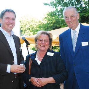 Auf dem Podium: (von links) Dirk Henniges, Geschäftsführer der Compass-Gruppe, Bärbel Schmidt, Geschäftsführerin Actebis Peacock, und Jürgen  Schroeder, Geschäftsführer FKS. Fotos: Frank Grätz