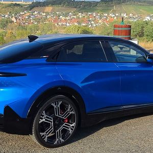 1. Das Design: Der Alpine A 390 ist vor allem in der Lackierung Bleu Vision Alpine mit dem kontrastierenden, schwarzen Dach und den riesigen, 21 Zoll großen Leichtmetallrädern im Snowflake-Design ein echter Hingucker. Alpine hat sich, wie viele andere Hersteller, für eine durchgängige, schlanke Lichtleiste im sanft abfallenden Heck entschieden. Der dezente Spoiler unter der Heckscheibe verbessert nicht nur die Aerodynamik, sondern sorgt auch für eine Extra-Prise Sportlichkeit. Die breiten Seitenschweller hingegen verpassen dem A 390 einen Crossover-Charakter. Ein nettes Designgimmick sind die Dreiecke unter der Lichtleiste im Heck. (Bild:  Mauritz – VCG)