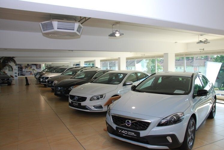 Wenn die Fläche zu klein ist, weicht man in die Höhe aus: Showroom für Volvo über den Dächern der Stadt. (Foto: Holz)