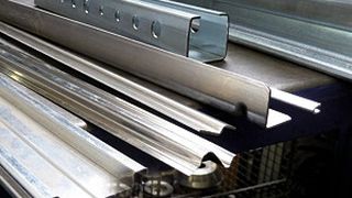 Die Franz Schürholz GmbH in Wickede stellt kaltgewalzte Profile in vielfältiger Geometrie mittels Walzprofilieren her. (Bild: Kuhn)