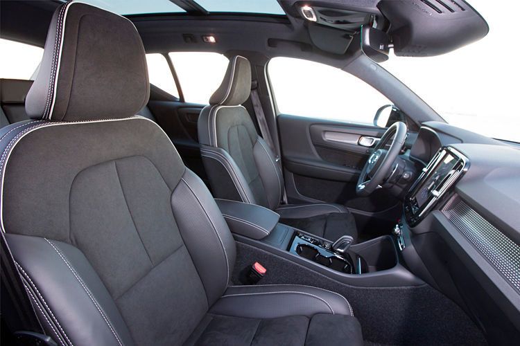 Innen bietet der Fünftürer gute Platzverhältnisse. Ob vorne oder in der zweiten Reihe – Entfaltungsspielraum für Beine und Häupter ist reichlich vorhanden. (Volvo )