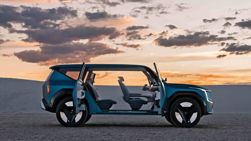 Da für die Crashsicherheit eine dicke mittlere B-Säule nötig sein dürfte, wird das Serienmodell wohl auf diese Art von Luftigkeit und Einsteigekomfort verzichten. (Kia)