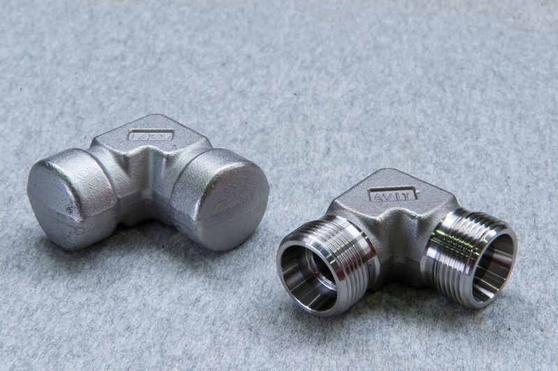 Bild 3: Schmiedeteil (li.) und fertig bearbeitetes Rohrverbindungsstück: Für das metallische Abdichten ist eine hohe Bearbeitungsqualität erforderlich. (Bild: Gildemeister)