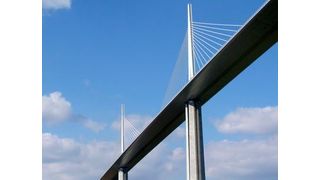 Brücken sind fragile Bauwerke. Sie lassen sich mit präzisen Sensoren überwachen. Dazu gehören Neigungs-, Beschleunigungs- und Wegesensoren. Das Bild zeigt das Viaduc de Millau in Frankreich. (Christian Beusche, pixelio.de)