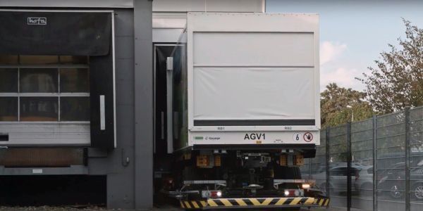Während der Kamag E-Wiesel AGV an der Ladermpe angedockt ist, werden die Akkus mit 400 V/32 A geladen (Bild: Kamag)