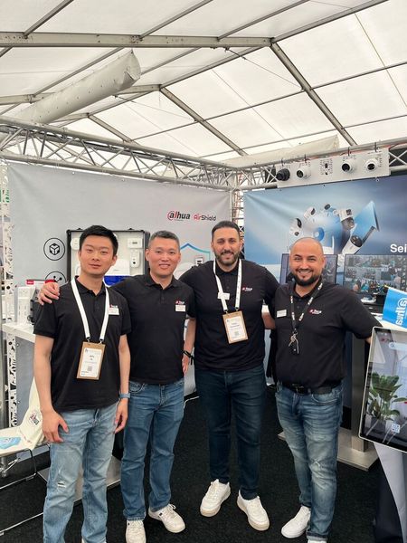 Dahua ist wieder mit großer Mannschaft vertreten: (v. l.) Willix Xu, Chengqi Xu, Rafael Koutsourakis und Mohammad Broujerdi (Bild: Vogel IT-Medien GmbH)