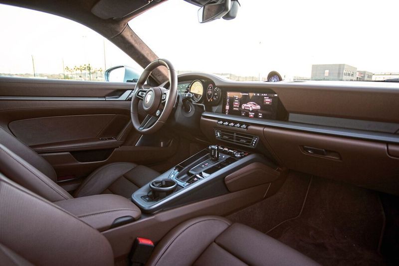 Die Mittelkonsole ist weitestgehend von der Vielzahl an Knöpfen und Tasten befreit, dennoch gibt es unter dem HD-Bildschirm fünf Tasten für schnellen Zugriff auf einige Funktionen. (Porsche)