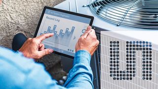 Der AS3956 arbeitet als Bridge zwischen Mikrocontroller und NFC-Smartphone oder -Lesegerät . (ams)