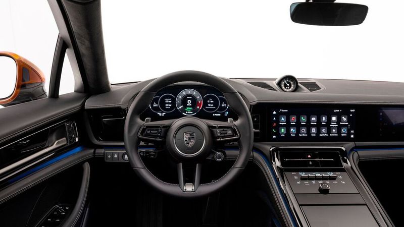 Der klobige Wahl-Knauf auf der Mittelkonsole hat ausgedient. Die Doppelkupplungsautomatik wird jetzt in Fingerreichweite hinterm Lenkrad bedient. (Bild: Porsche)