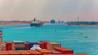 Die Pandemie und nicht zuletzt auch die Havarie des Containerschiffs „Ever Given“ im Suez-Kanal hat die Verwundbarkeit der globalen Lieferketten aufgezeigt. (Bild: © Igor Groshev - stock.adobe.com)
