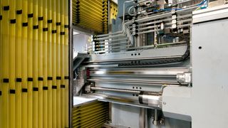 Das Schutzabdeckungssystem Strapano bietet alle Vorteile einer Abdeckung mit Teleskopblechen, verzichtet im Aufbau jedoch vollständig auf einen Faltenbalg. (Bild: Klaus Hennecke)