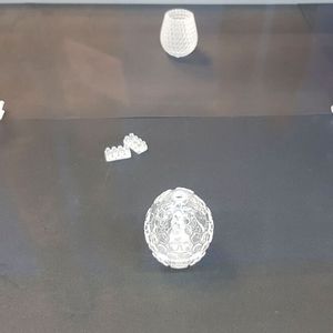 Additiv gefertigte Glasbauteile aus 100 Prozent hoch transparentem Quarzglas. Das von Glassomer entwickelte Material besteht aus Glaspulver und einem speziellen Kunststoff-Binder. Es wird im Computed Axial Lithography (CAL)-Verfahren verarbeitet. (Bild:  D.Quitter/VCG)