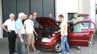 An dem Entwicklungsprojekt Elektroauto beteiligte Studierende der Hochschule Lausitz mit Prof. Dr. Peter Biegel und Uwe Heduschka, Geschäftsführer der Heduschka GmbH in Senftenberg (1. u. 2. v. li.), die das Fahrzeug gesponsert hat, und Dipl.-Ing. Javor Takev (4. v. re./ hinter dem Fahrzeug stehend). (Bild:  Witzmann/ Hochschule Lausitz)