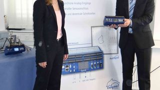 Claudia Göbel, Vorstandsvorsitzende (links) und Technik-Vorstand Frank Ringsdorf bei der Vorstellung einer Neuentwicklung: Mit dem flexiblen Messgerät Expert Vibro ist die komplexe Schwingungsmessung nun leicht verständlich und eröffnet neue Anwendungsfelder. (Bild: Näther)