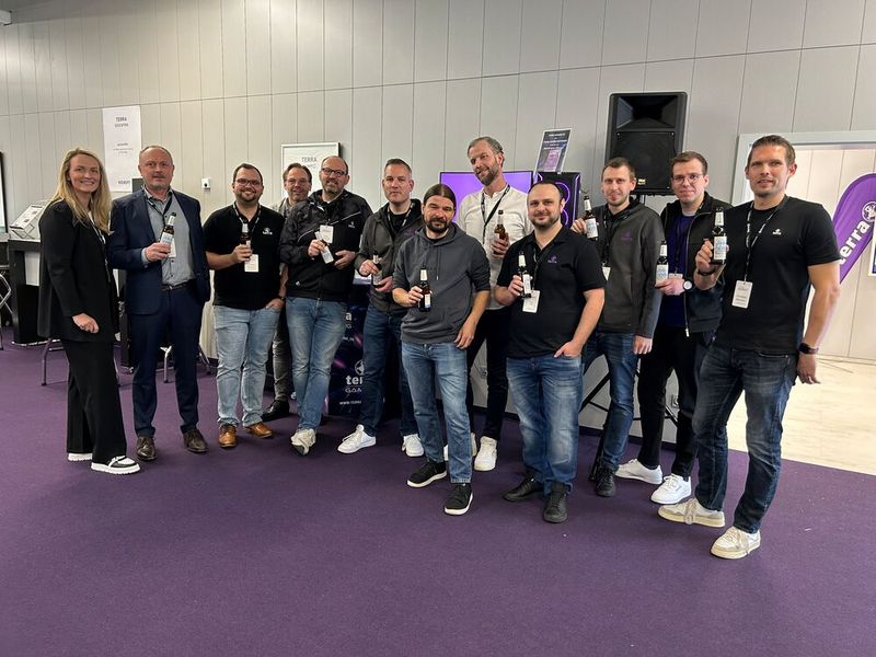 Es ist vollbracht! Nach einem sehr erfolgreichen Tag gönnt sich das Wortmann-Team seine verdiente Erfrischung! (Bild: Vogel IT-Medien GmbH)