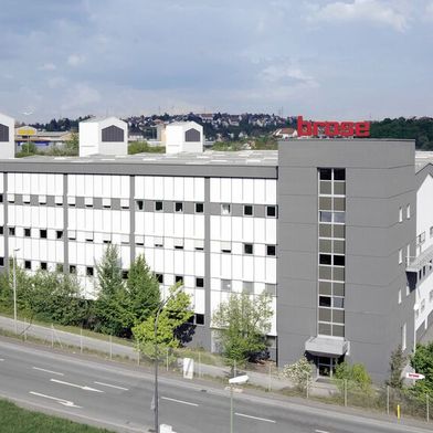 Blick auf eine Fertigungshalle am Brose-Standort in Würzburg. (Bild: Brose SE)