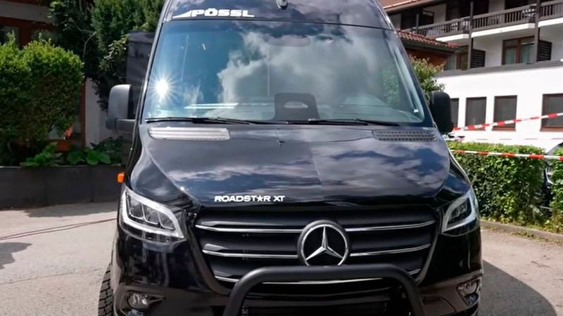 Wer sich mit der Slide-out-Lösung für das hintere Doppelbett des Roadstar X nicht anfreunden konnte, bekommt das neue XT-Modell mit den gängigen Seitenverbreiterungen. (Bild: Pössl)