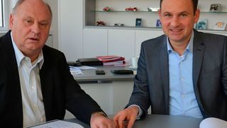 Helmut und Andreas Peter investieren fortlaufend in ihre Betriebe und müssen abwägen, ob sich die Maßnahmen am Ende auch rechnen. (Bild: Michel/»kfz-betrieb«)