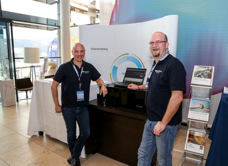 Platinum-Sponsor Kroll Ontrack am Stand mit Christian Prella (l.) und Axel Kunz (Bild: SEP)