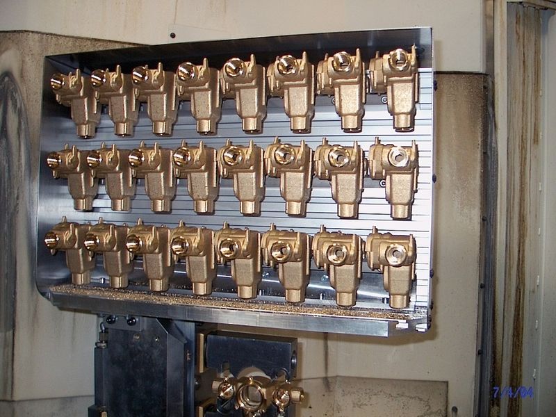 Bild 2: Dieser Werkstückspeicher ermöglicht die automatische Bestückung einer CNC-Werkzeugmaschine. Im Vergleich zu Roboterlösungen hat dies erhebliche Vorteile. (Archiv: Vogel Business Media)