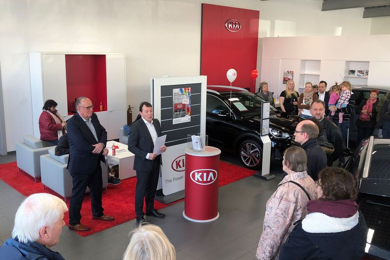 Die Geschäftsführer Michael Niebel und Ralf Brandenburg freuten sich über ein volles Haus. (Hans Brandenburg)