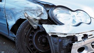 Nach einem Kfz-Schaden muss ein Geschädigter der Versicherung keine Rechnung vorlegen, wenn er die Kosten fiktiv nach dem Gutachten des Sachverständigen abrechnen möchte.  (gemeinfrei)