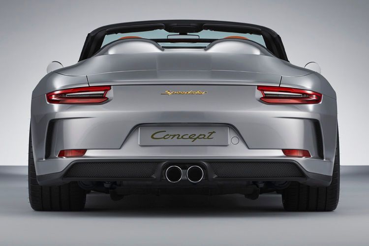 Hinter den Vordersitzen verkleidet eine Heckabdeckung aus Kohlefaser den modernen Überrollschutz.  (Bild: Porsche)