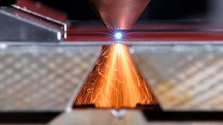 Hochgeschwindigkeitsschneiden von 1,2 mm dickem 
Karosseriestahlblech.  (Bild: ILT)