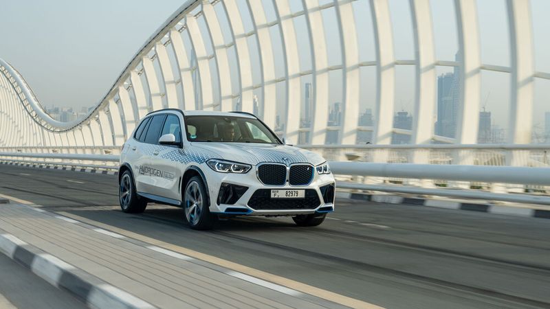 Die ersten BMW iX5 Hydrogen sind auf der Straße unterwegs. Seit Dezember entstehen die Wasserstoffautos in München.(Bild:  BMW)