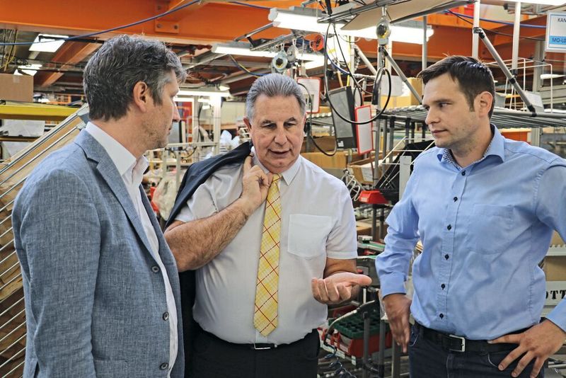 De gauche à droite : Guido Lüönd, COO de R. Wick AG et Pierre Rottet, chef de projet FANUC, discutent avec Patrick Meyer, responsable de la planification des installations et de l'analyse des processus chez V-ZUG. (Fanuc)