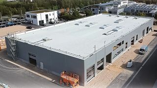 Auf einer Fläche von 2.600 Quadratmetern entsteht in Neumarkt das neue Aufbereitungszentrum von Fischer Automobile. (Bild: Fischer Automobile)