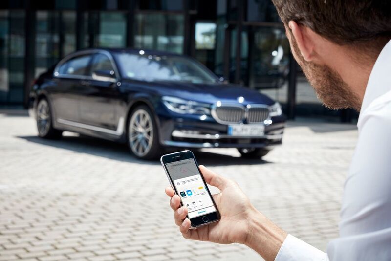 Wie die neue Auto-Welt aussieht, zeigt BMW Connected, ein Konnektivitäts-Service der Münchner. Über eine App nimmt das iPhone Kontakt zum Fahrzeug auf und zeigt Informationen über das Auto an. (BMW)