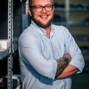 Artur Wagner ist als Chief Digital Officer dafür verantwortlich, die Digitalisierung von Braun Büffel voranzutreiben und das Unternehmen mit einem Omnichannel-Ansatz für die Zukunft aufzustellen. Wagner verfügt über 18 Jahre E-Commerce-Erfahrung und war in seiner vorherigen Position bei der Digitalagentur Y1 Digital AG tätig.(Bild:  Braun Büffel)