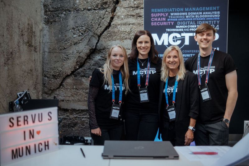 Teresa Vorbrugg, Svenja Mohn, Marlene Stelmach und Philipp Montin (alle Vogel IT-Akademie) hießen Teilnehmer, Speaker und Sponsoren willkommen. (Bild: Vogel IT-Akademie)
