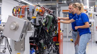 Bosch fertigt das prämierte Fuel Cell Power Module für Nutzfahrzeuge seit 2023 in Stuttgart-Feuerbach. Das Antriebssystem ist hochintegriert und besteht aus mehreren hundert Einzelteilen. (Bild: Bosch)