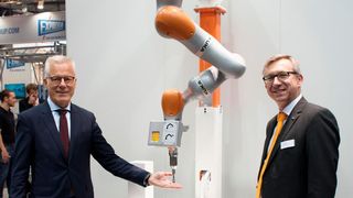 Die Vorentwicklung zur Werkzeugspitzenabsicherung eines KUKA LBR iiwa wurde erstmalig auf der Motek 2016 am KUKA-Stand präsentiert. Thomas L. Zawalski (Geschäftsführung Mayser) und Henning Borkeloh (Bereichsleiter KUKA Systems) zeigten persönlich, wie viel Vertrauen sie in die eigene Technik haben. (Mayser)