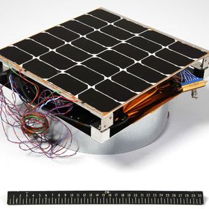So sehen die ersten Solarmodule aus, mit denen die NRL künftig GPS-Satelliten ausstatten will.