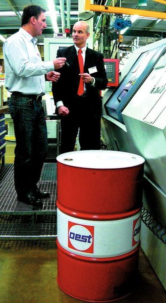 Rolf Kirschmann (links), Abteilungsleiter Product-Center Metall der Fischerwerke, und Stefan Gernsheimer, Leiter der Oest-Anwendungstechnik, sind im Gespräch, um die Werkzeugstandzeiten zu optimieren. Bild: Fischerwerke (Archiv: Vogel Business Media)