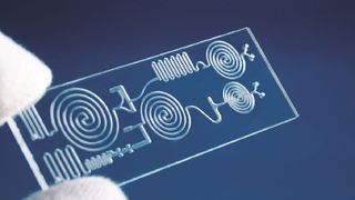 Im Projekt SeQuLas entstand ein elektronisch überwachter Prozess zum hochpräzisen Laserdurchstrahlschweißen von kleinen Kunststoffbauteilen für die Medizintechnik (im Bild: Mikrofluidischer Chip der Fa. Bartels Mikrotechnik). (Fraunhofer ILT)