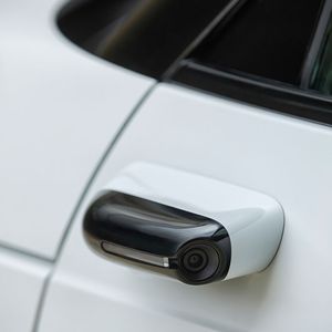 In der Kleinwagenklasse unüblich: kamerabasierte Außenspiegel auf den vorderen Türen.(Bild:  Auto-Medienportal.Net/Honda)