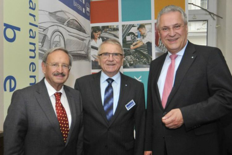 Politische Schwergewichte: (v.li.) Reinhold Bocklet (Erster Vizepräsident des Bayerischen Landtags), Klaus Dieter Breitschwert (Präsident Kfz-Gewerbe Bayern) und Joachim Herrmann (Bayerischer Innenminister). (Foto: Zietz)
